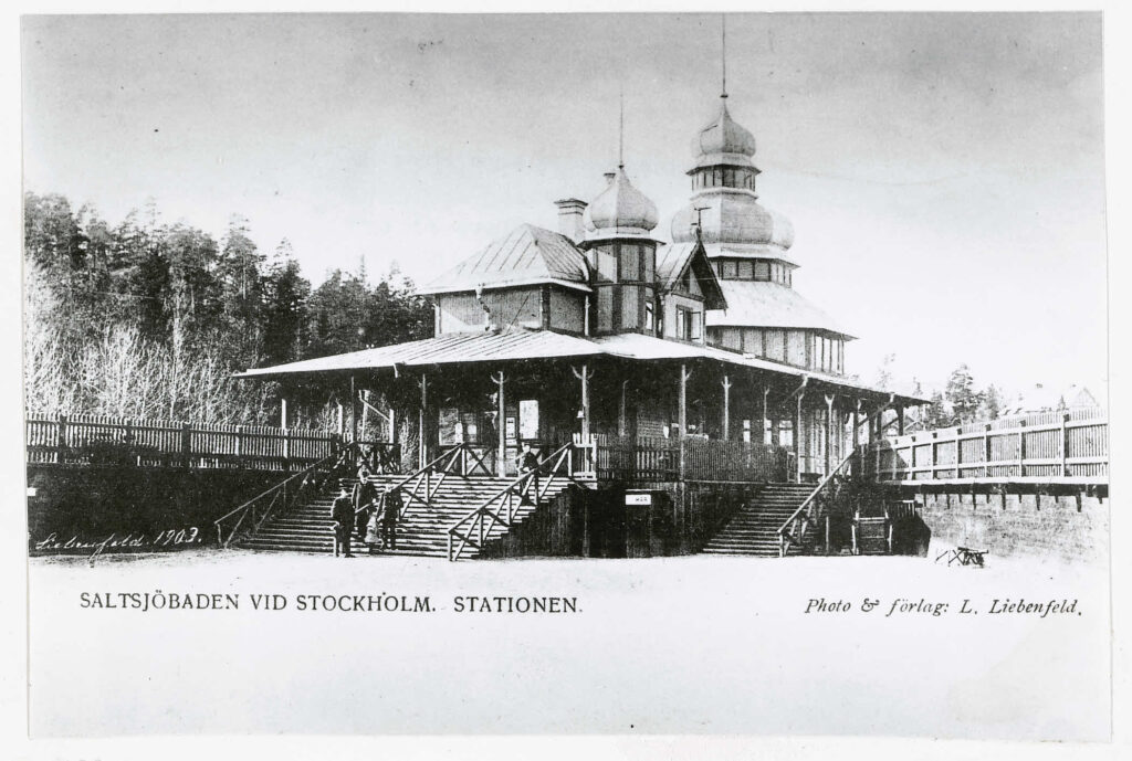 Svartvitt fotografi på Saltsjöbadens gamla stationshus med tinnar och torn.