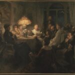 Män och kvinnor sitter runt ett bord som lyses upp av en ensam lampa. En kvinna läser ur en bok.
