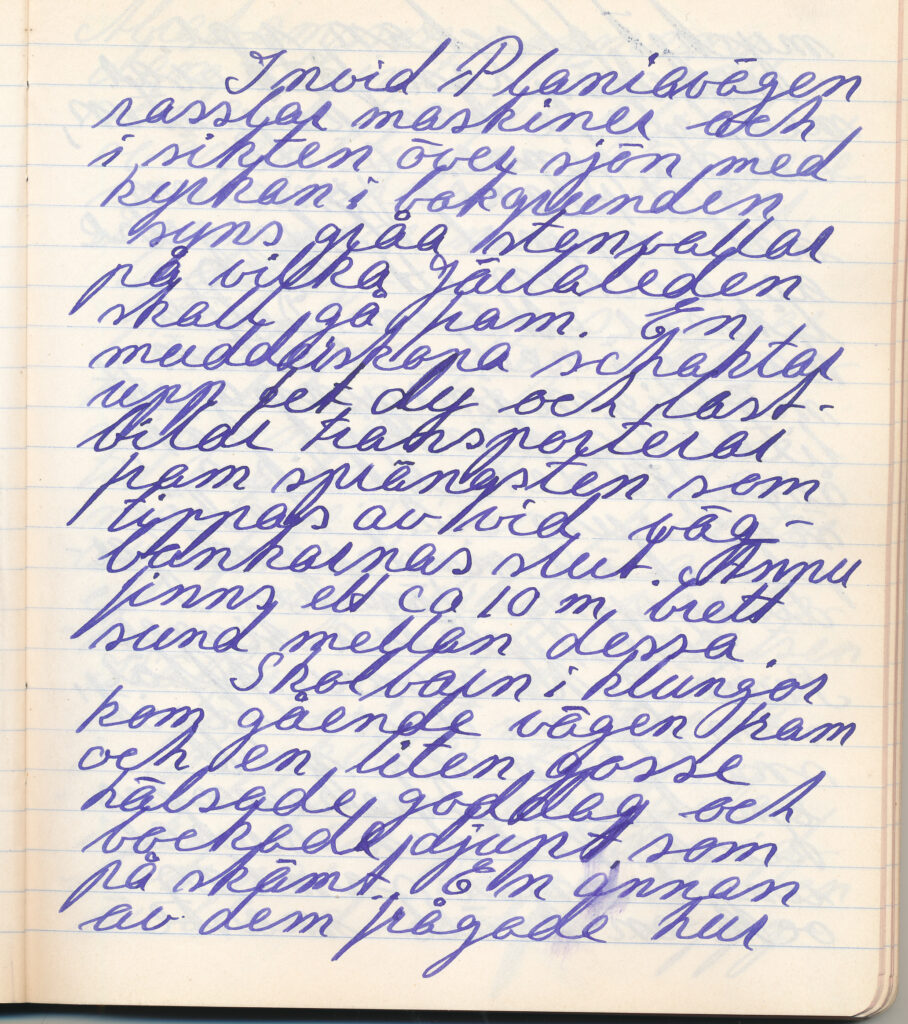 En dagbokssida skriven med blått bläck på linjerat papper.