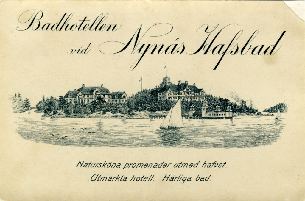 Vykortet har en tecknad bild som visar två hotellbyggnader och badhuset på vattnet. En segelbåt passerar i förgrunden och röken från en ångbåt skymtar bakom holmarna.
