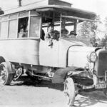 Ett svartvitt foto av en gammaldags buss.