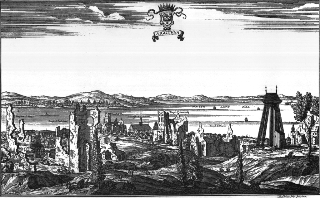 Ett kopparstick över staden Sigtuna med kyrkoruiner, sjön i bakgrunden och kala berg bortom vattnet. En utsmyckad skylt bär ordet SIGGTVNA.