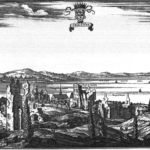 Ett kopparstick över staden Sigtuna med kyrkoruiner, sjön i bakgrunden och kala berg bortom vattnet. En utsmyckad skylt bär ordet SIGGTVNA.