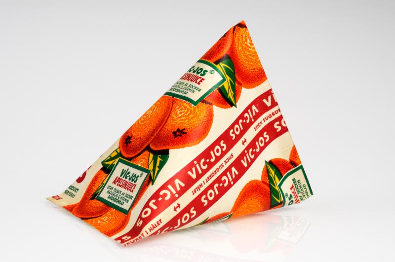 En färgbild av ett pyramidformat juicepaket prytt av apelsiner och texten vic-jos.