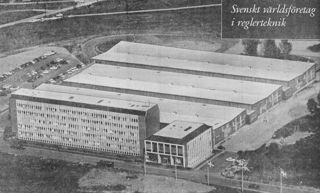 En stor fabriksbyggnad.