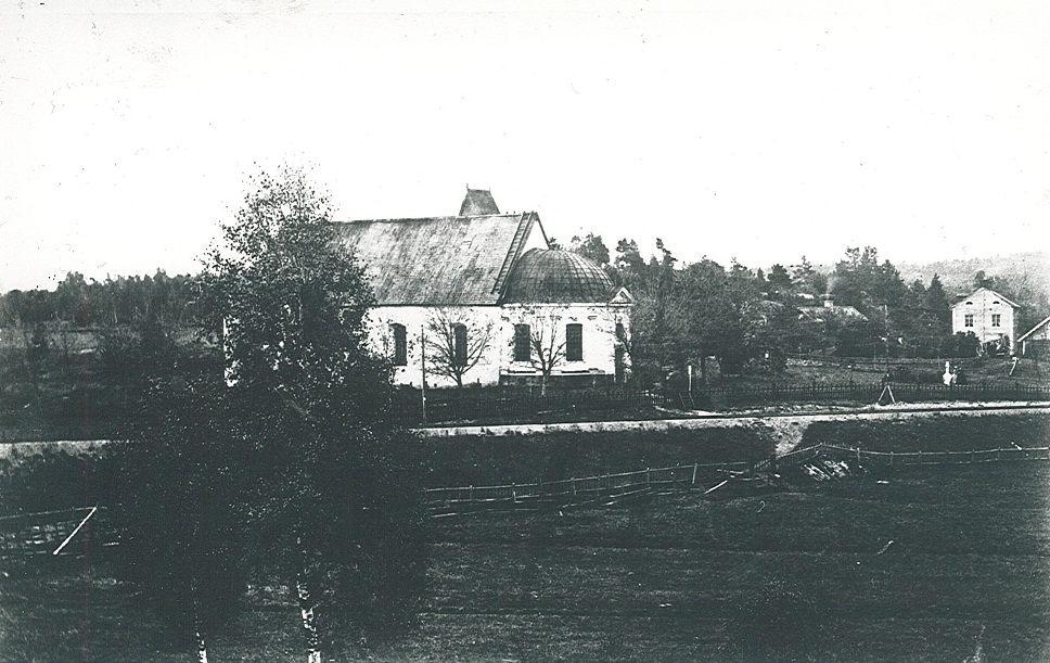 Ett svartvitt foto av en kyrka utan torn.