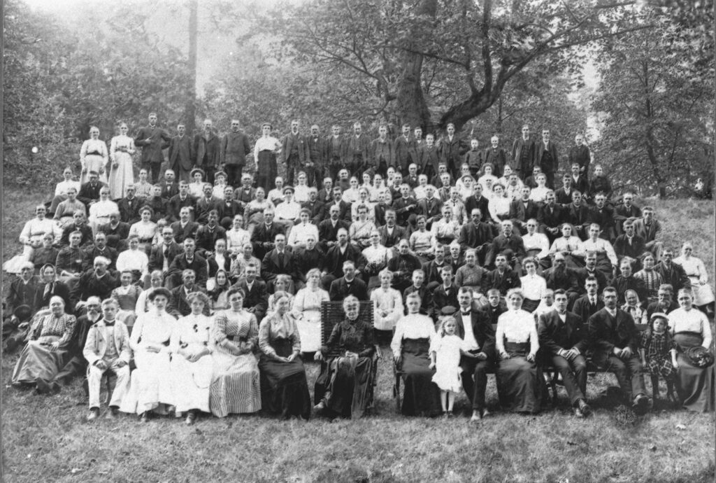 Ett hundratal personers uppställda på ett svartvitt foto