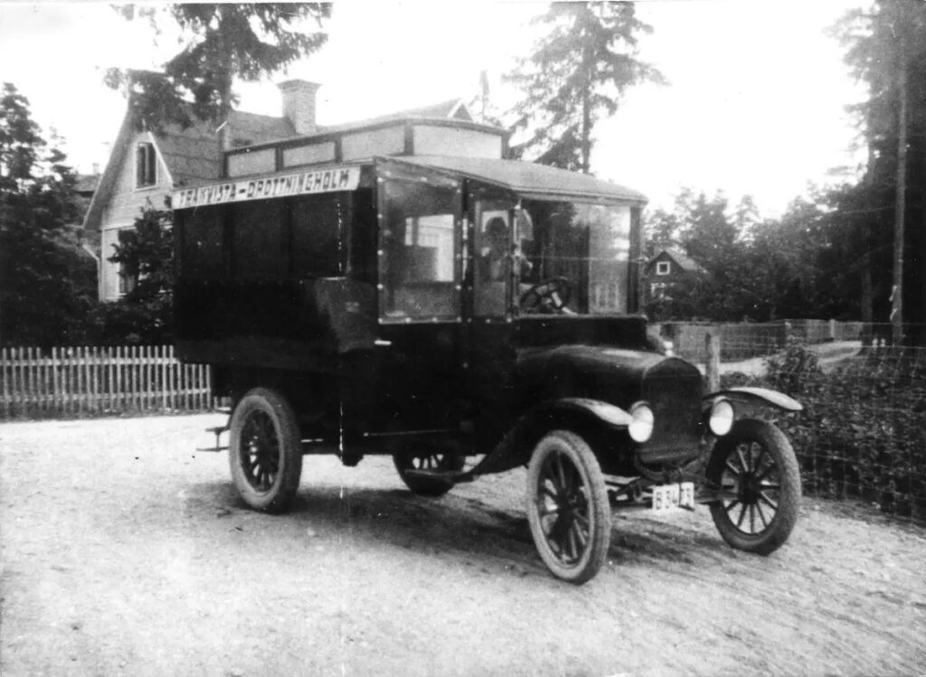 Foto av en gammal buss med texten Träkvista-Drottningholm.