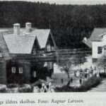 Ett svartvitt foto ur en bok som visar två skolhus. Texten lyder: Till höger Beatebergs äldsta skolhus. Foto: Ragnar Larsson